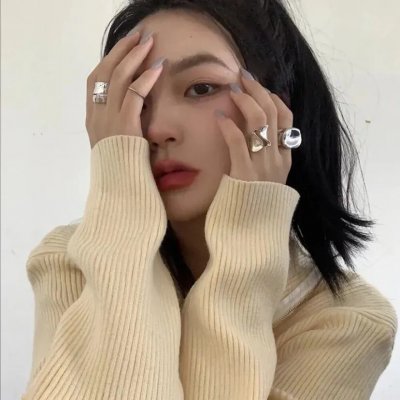 葡萄架下的女神